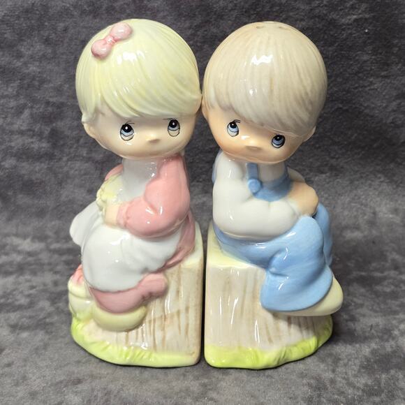 Precious Moments Girl & Boy Sitting on Tree Stump Salt & Pepper Shaker Decor - Picture 10 of 10